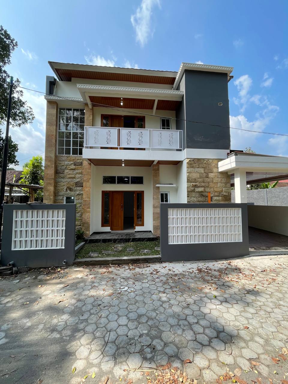 Rumah-Mewah-2-Lantai-Jl-Kaliurang-Km13-dekat-Kampus-UII-1